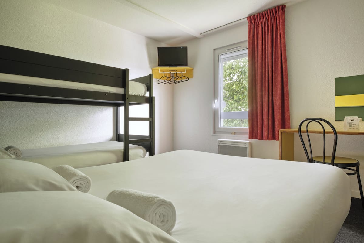 Classic Quadruple Room becomes Classic Family | Individually furnished, desk, laptop workspace, free WiFi