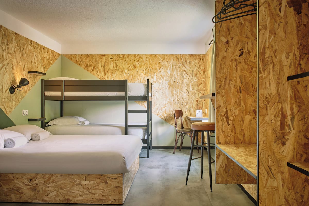 Superior Quadruple Room becomes Superior Family | Individually furnished, desk, laptop workspace, free WiFi