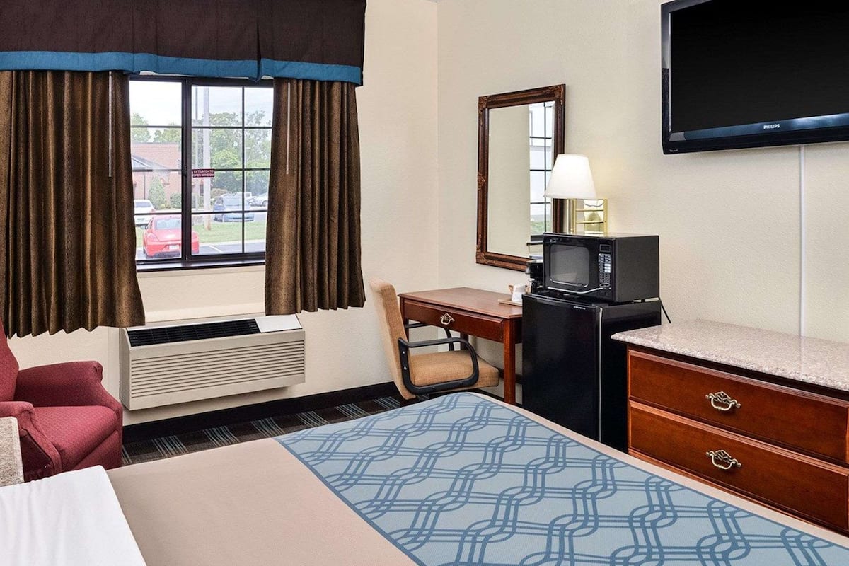 Desk, iron/ironing board, rollaway beds, free WiFi