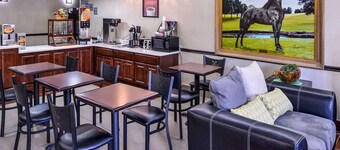 谢尔比维尔的Econo Lodge Inn & Suites