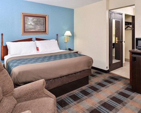 Suite, 1 King Bed, Non Smoking | Desk, iron/ironing board, rollaway beds, free WiFi