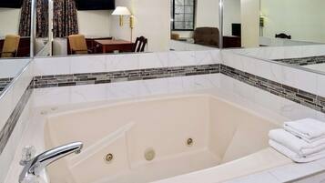 Suite, 1 kingsize-seng, ikke-røyk | Skrivebord, strykejern/-brett og ekstrasenger (mot et tillegg)