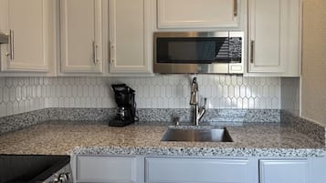 迷你雪櫃、微波爐、焗爐、爐具