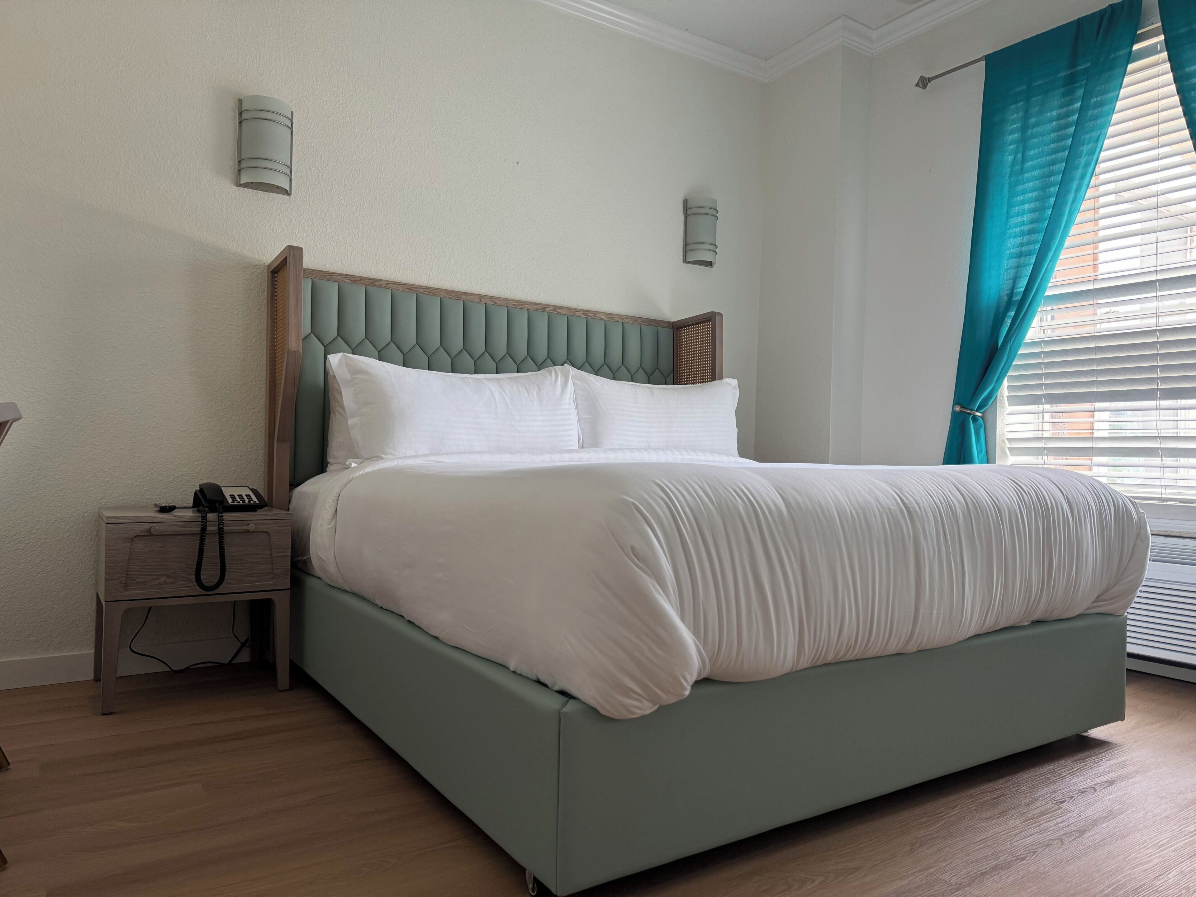 Executive Room, 1 King Bed | 1 bedroom, premium bedding, in-room safe, desk