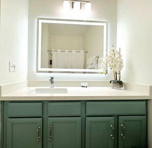 Kombinert dusj/badekar, toalettartikler (inkludert) og hårføner