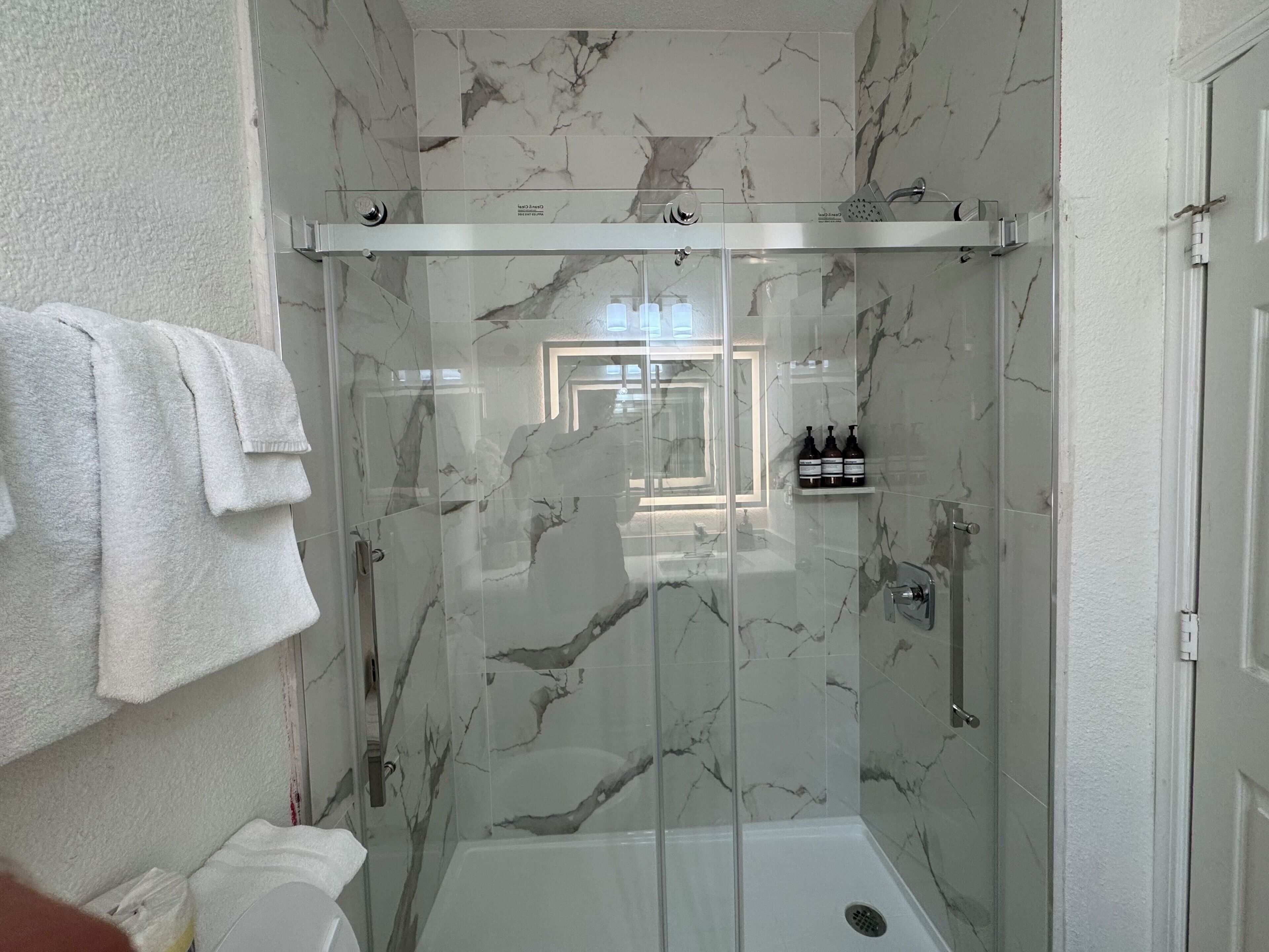 Tina con regadera, amenidades de baño gratuitas, secadora de cabello 