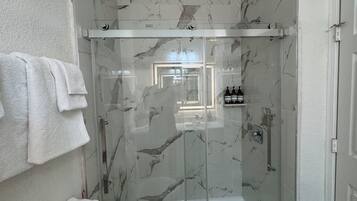 Tina con regadera, amenidades de baño gratuitas, secadora de cabello