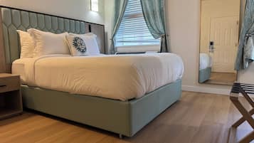Deluxe Room, 1 Bedroom | 1 bedroom, premium bedding, in-room safe, soundproofing