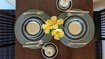 1 間睡房、高級寢具、房內夾萬、書桌