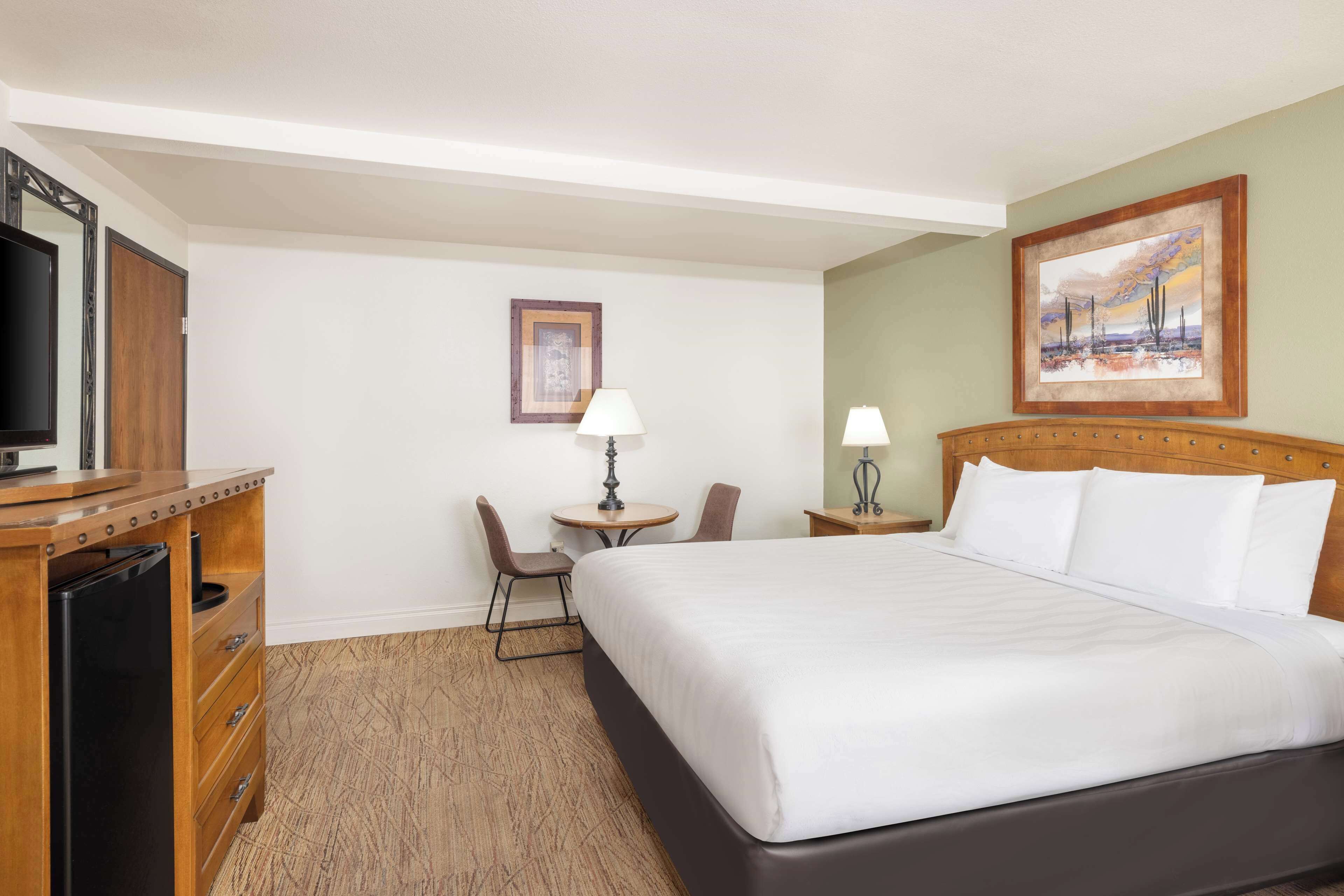 standard room, 1 king bed, accessible, non smoking (walk-in shower) | premium bedding, pillow-top beds, in-room safe, laptop workspace