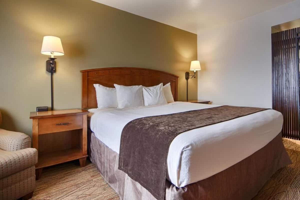 Bộ đồ giường cao cấp, nệm có lớp đệm bông, két bảo mật tại phòng