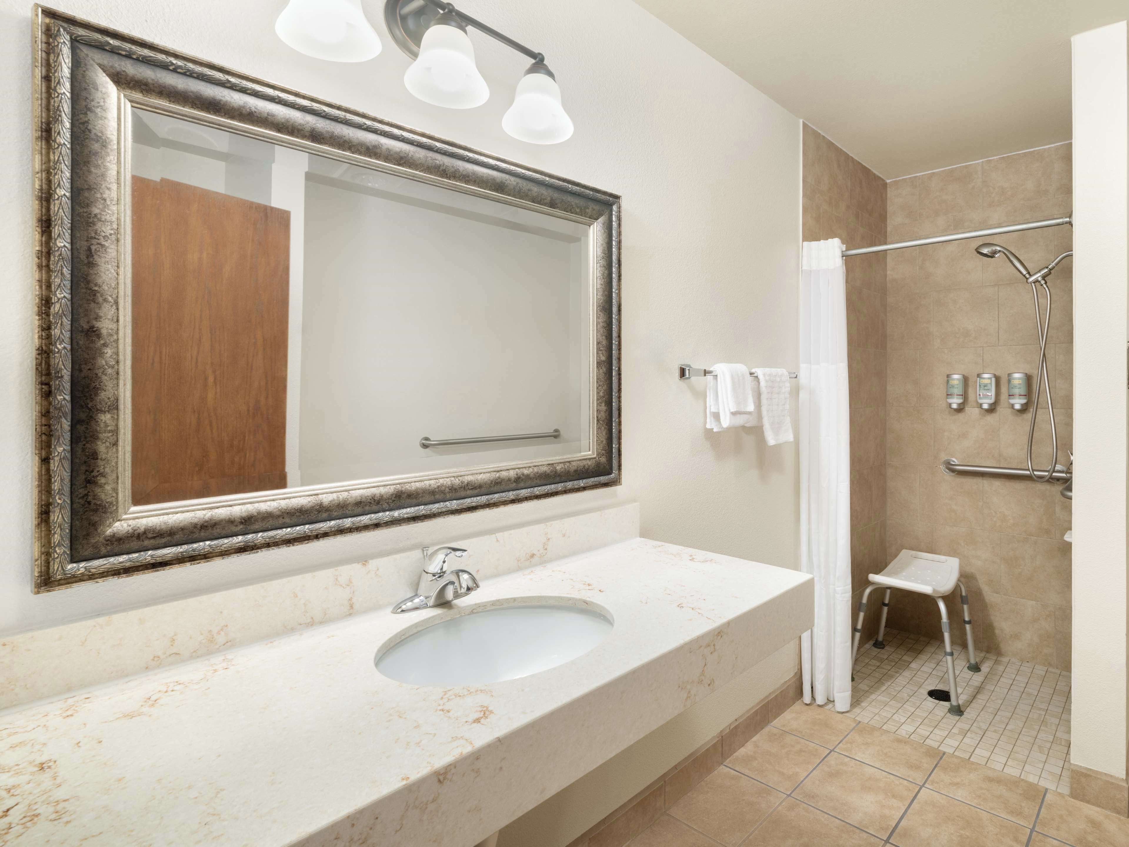 standard room, 1 king bed, accessible, non smoking | bathroom | free toiletries, hair dryer, towels