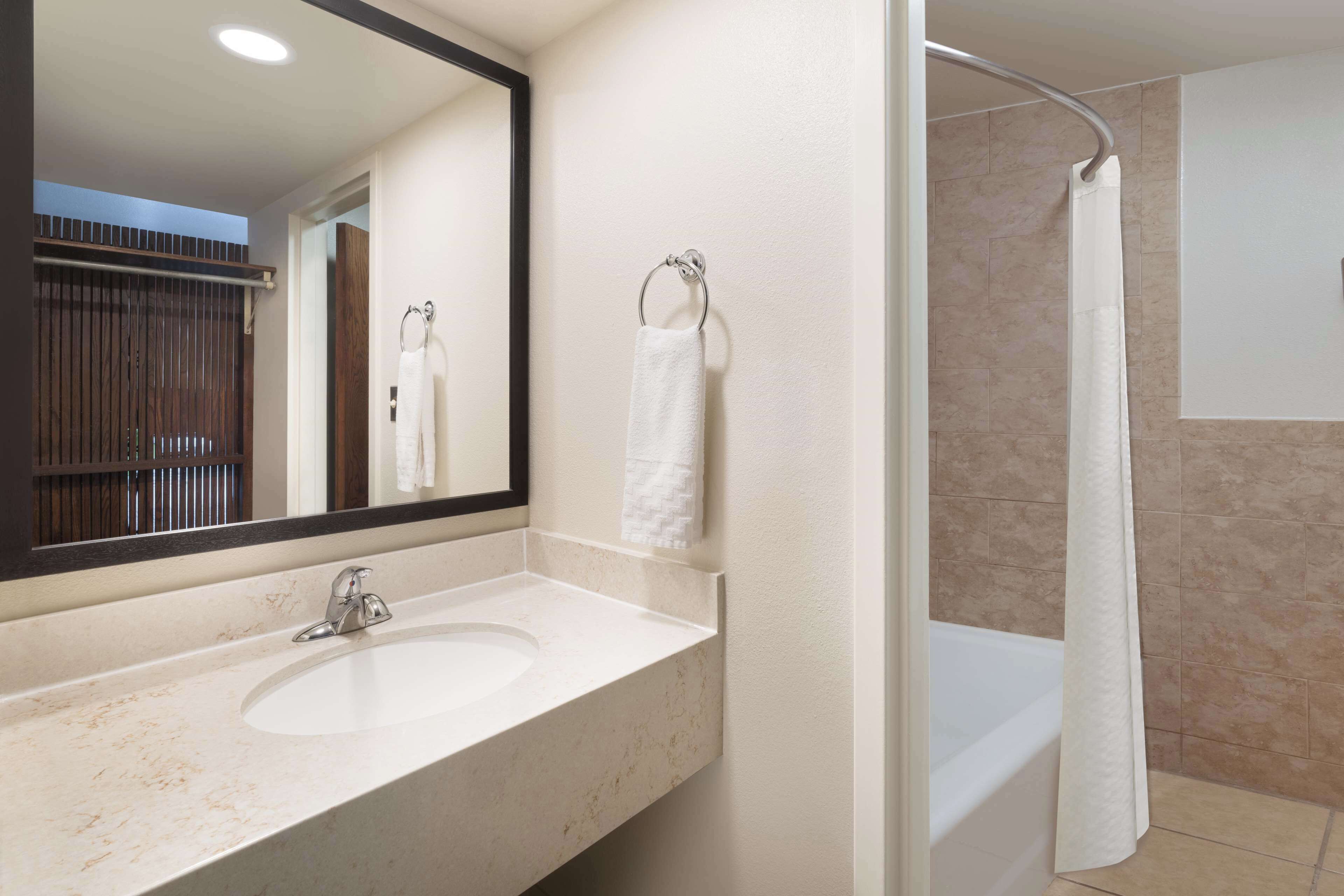 standard room, 1 king bed, non smoking | bathroom | free toiletries, hair dryer, towels