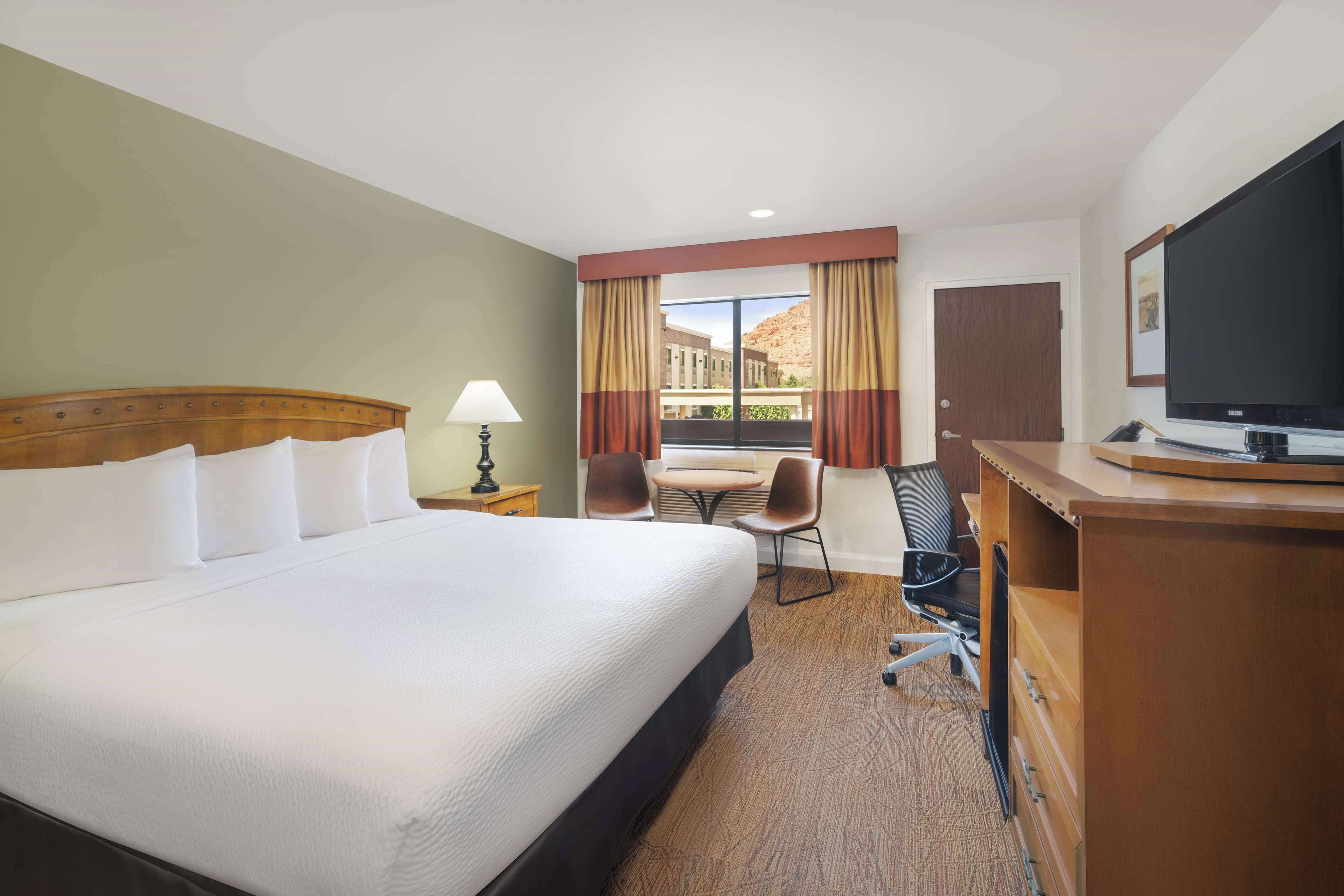 standard room, 1 king bed, non smoking | premium bedding, pillow-top beds, in-room safe, laptop workspace