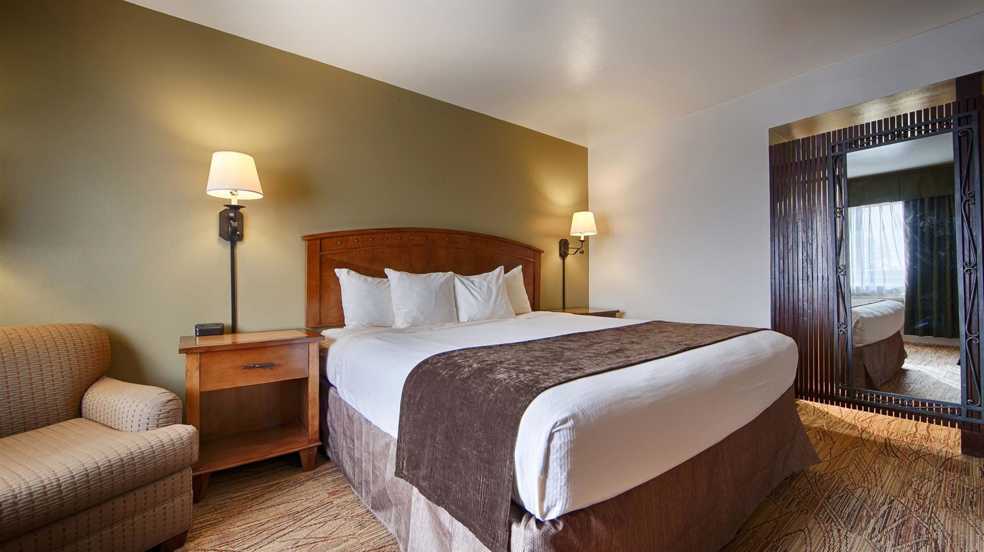 Luxe beddengoed, pillowtop-bedden, een kluis op de kamer