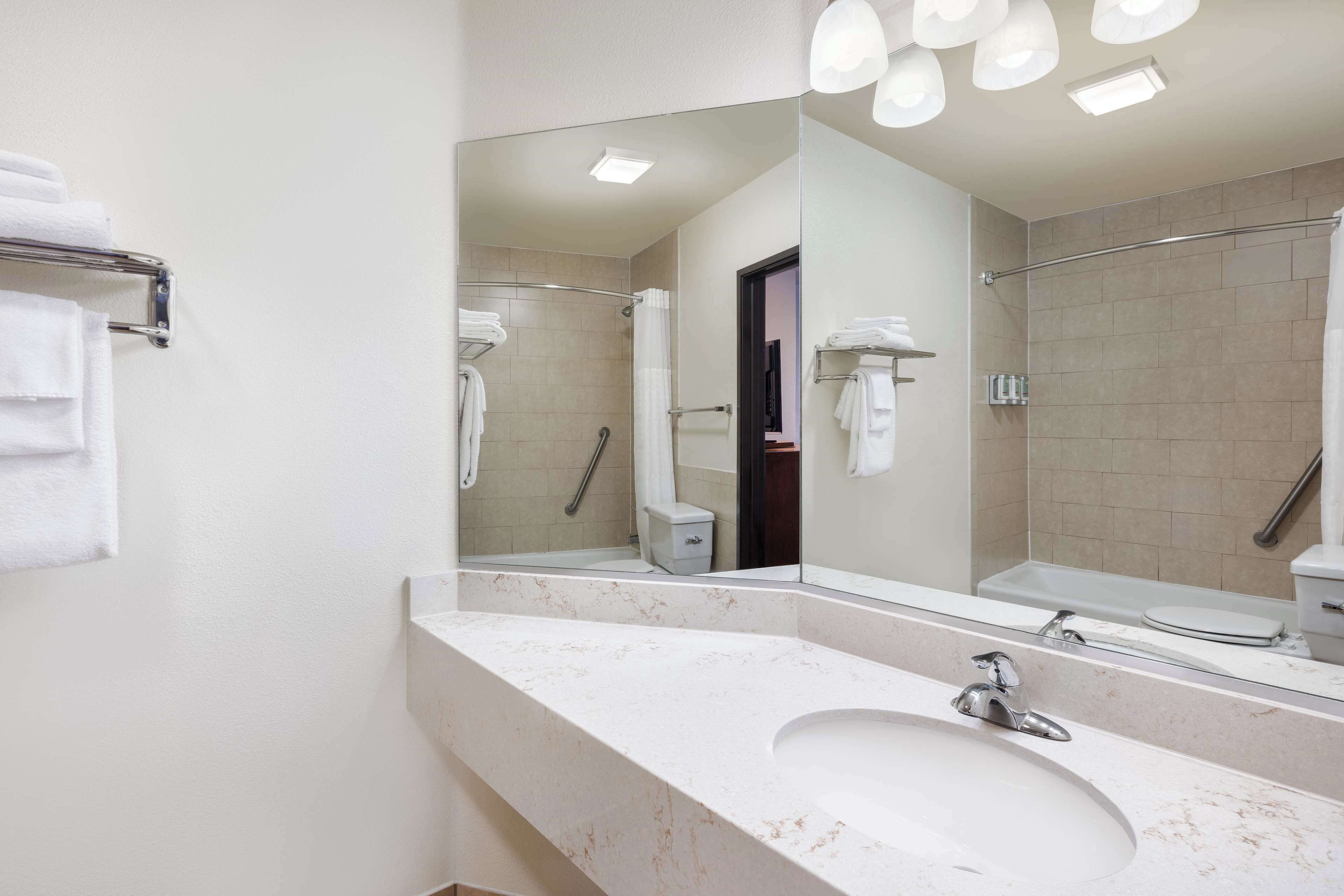 standard room, 1 queen bed, non smoking | bathroom | free toiletries, hair dryer, towels