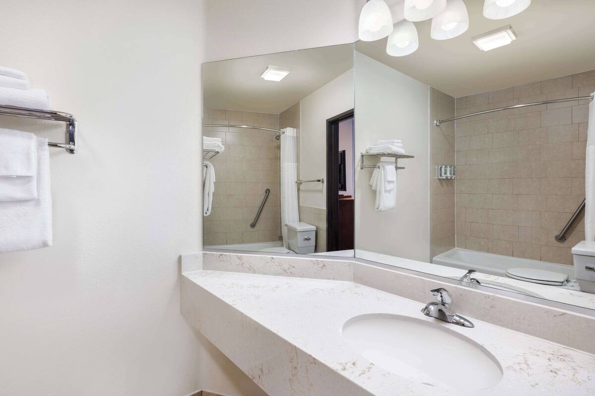 standard room, 1 queen bed, non smoking | bathroom | free toiletries, hair dryer, towels