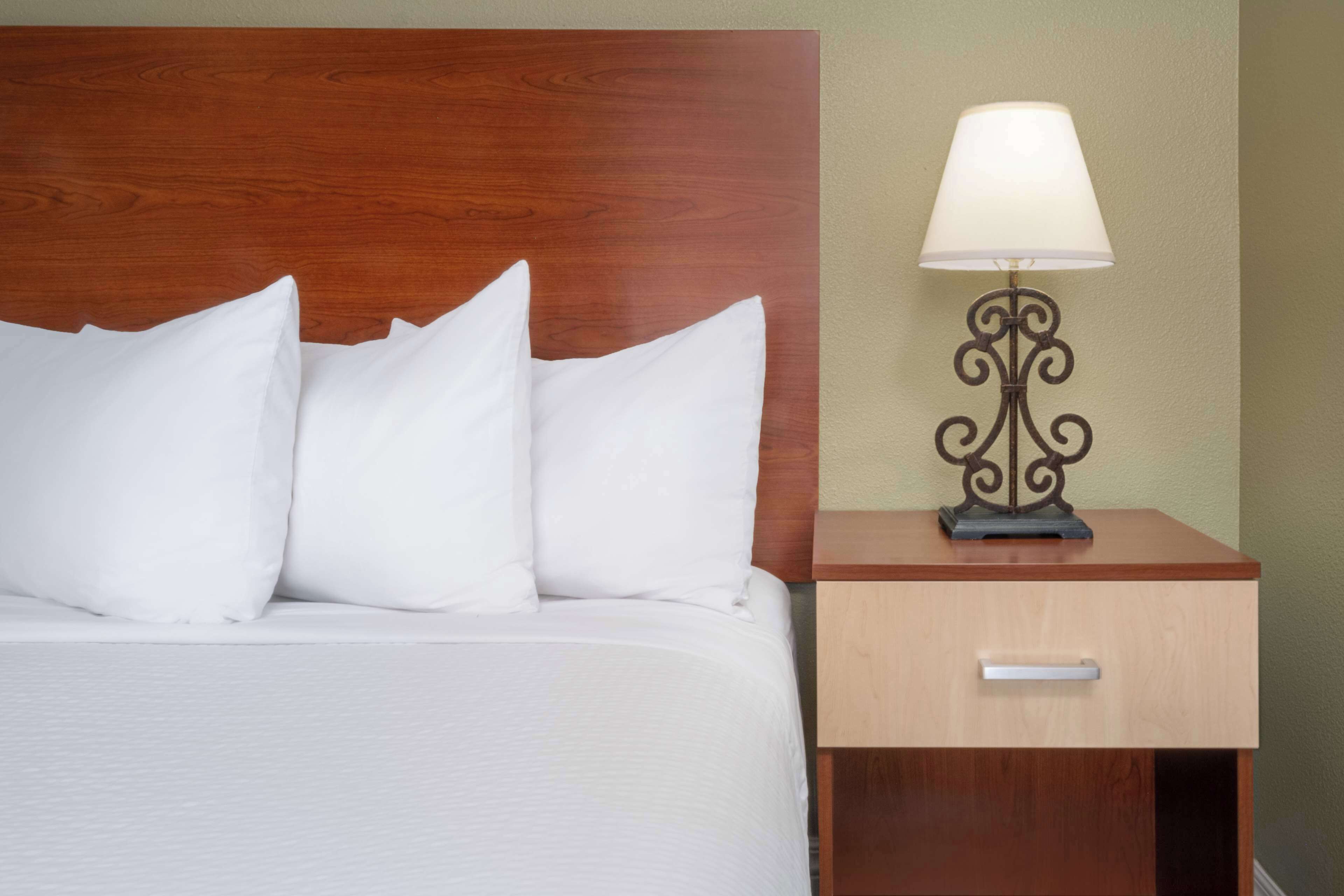 standard room, 1 king bed, accessible, non smoking | premium bedding, pillow-top beds, in-room safe, laptop workspace