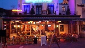 Voorkant accommodatie - avond/nacht