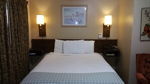 Queen Room | Iron/ironing board, free WiFi, bed sheets