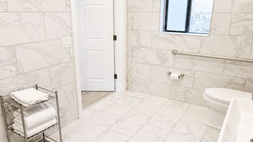 Habitación, 1 habitación, ducha adaptada, no fumadores | Baño | Ducha, secador de pelo y toallas