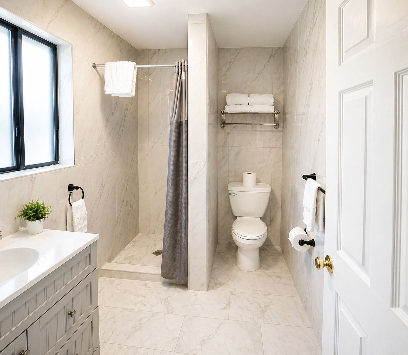 Premium Queen Room with Two Queen Beds | Baño | Ducha, secador de pelo y toallas