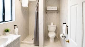 Premium Queen Room with Two Queen Beds | Baño | Ducha, secador de pelo y toallas