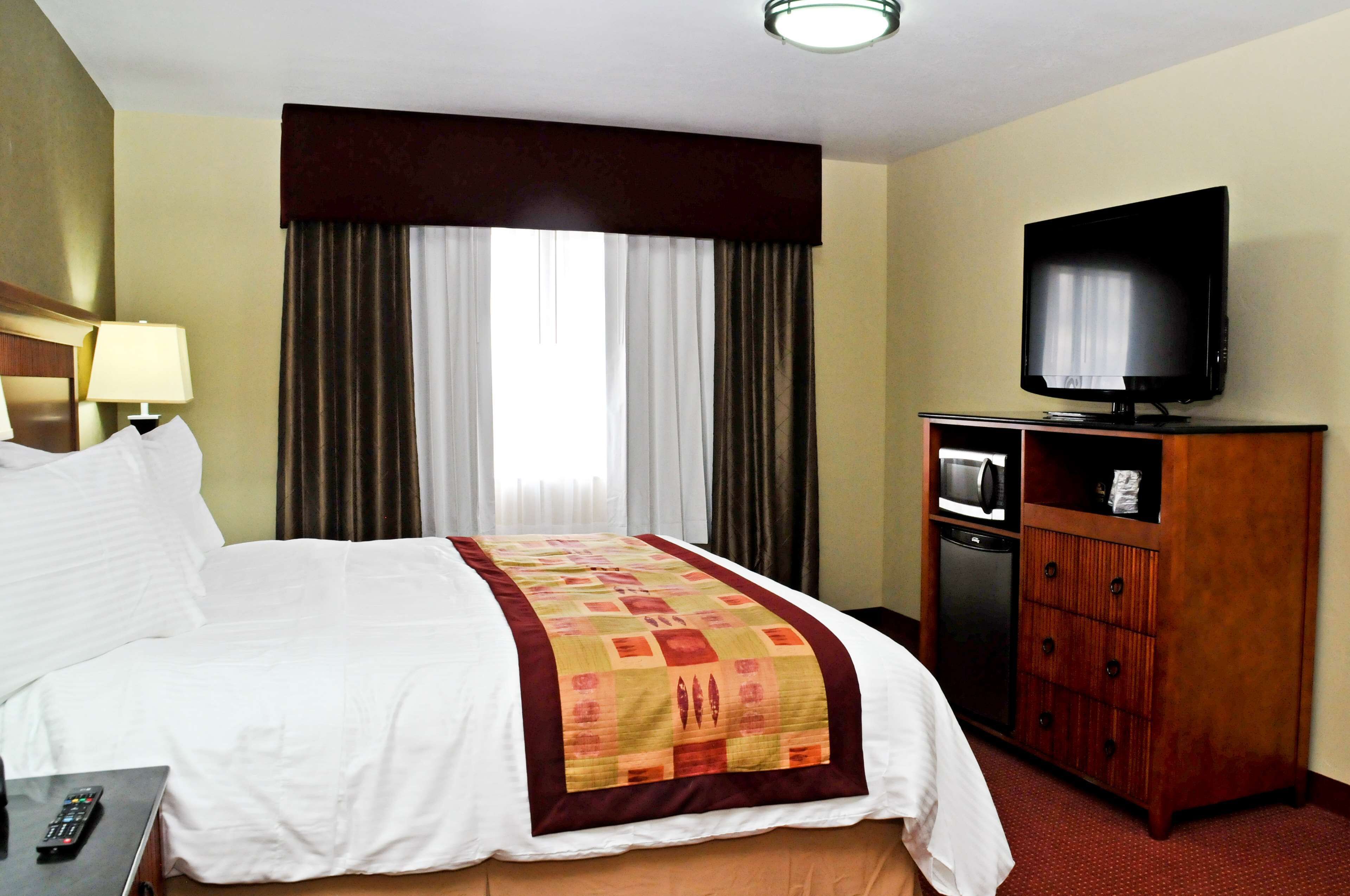 in-room safe, desk, iron/ironing board, cots/infant beds