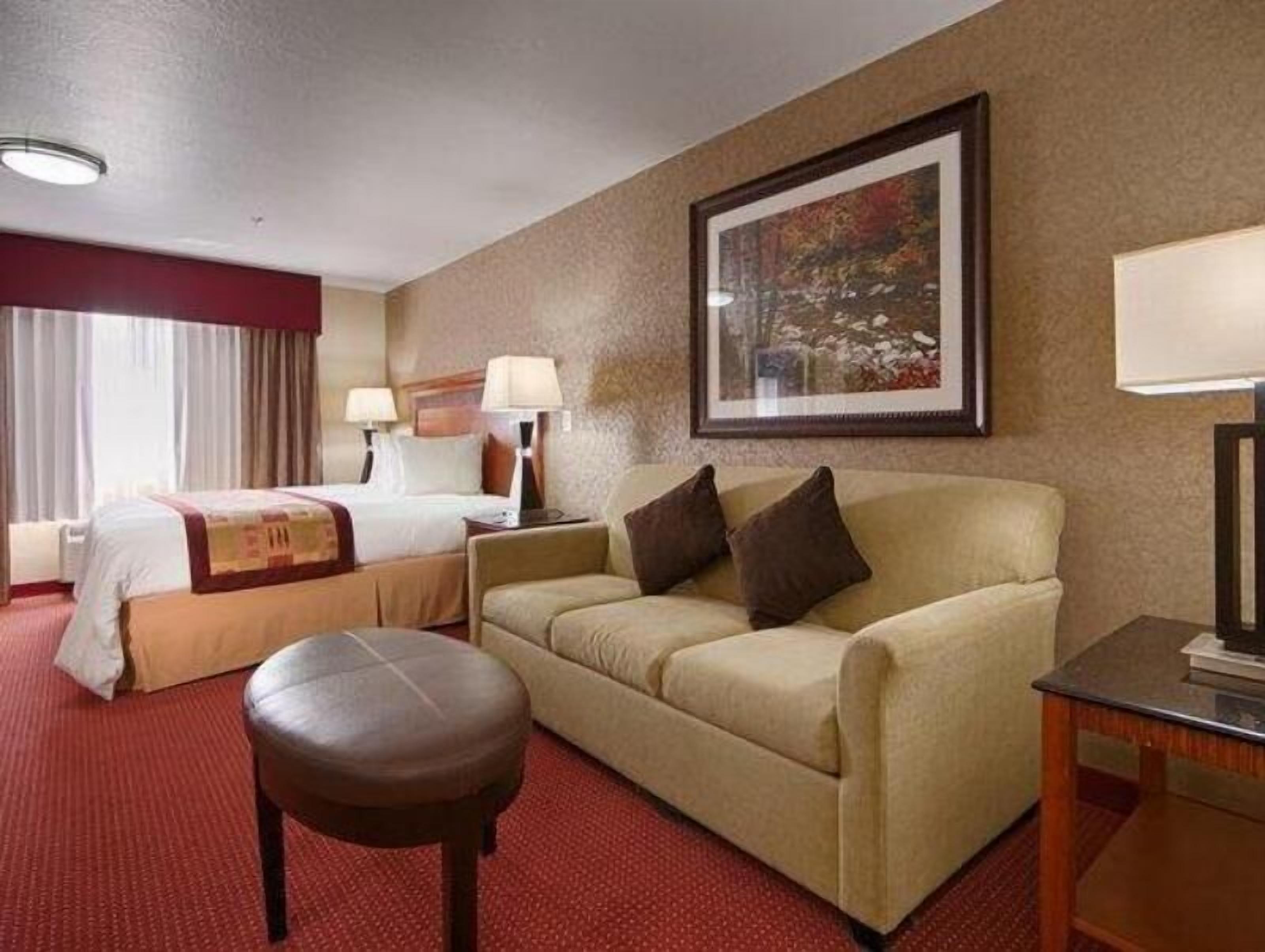 In-room safe, desk, iron/ironing board, cribs/infant beds