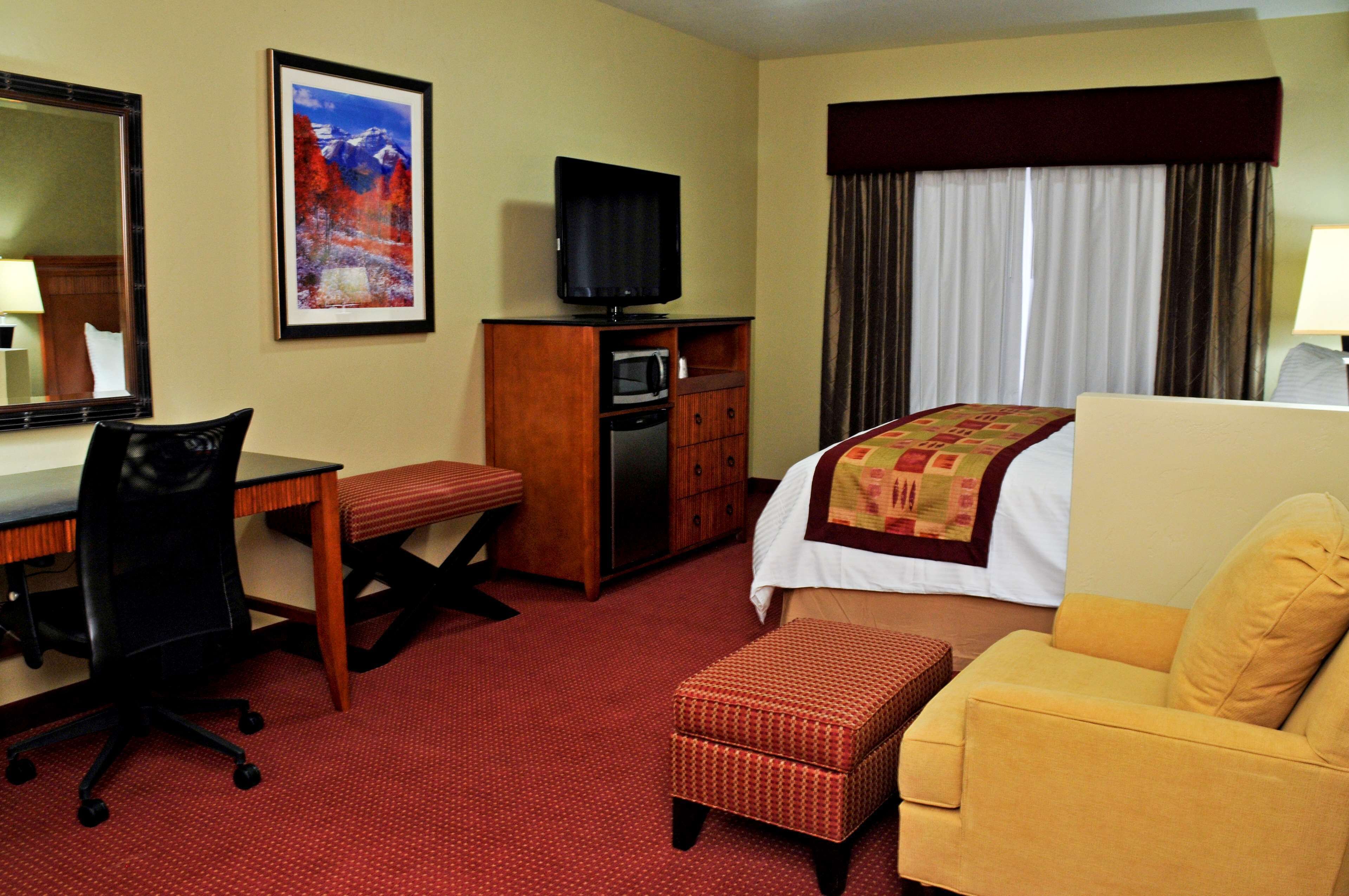 suite, 1 king bed, non smoking, jetted tub | in-room safe, desk, iron/ironing board, cots/infant beds