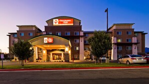 Un hôtel Best Western Plus doté d’une entrée imposante, de plusieurs étages et d’un mât pour drapeau.
