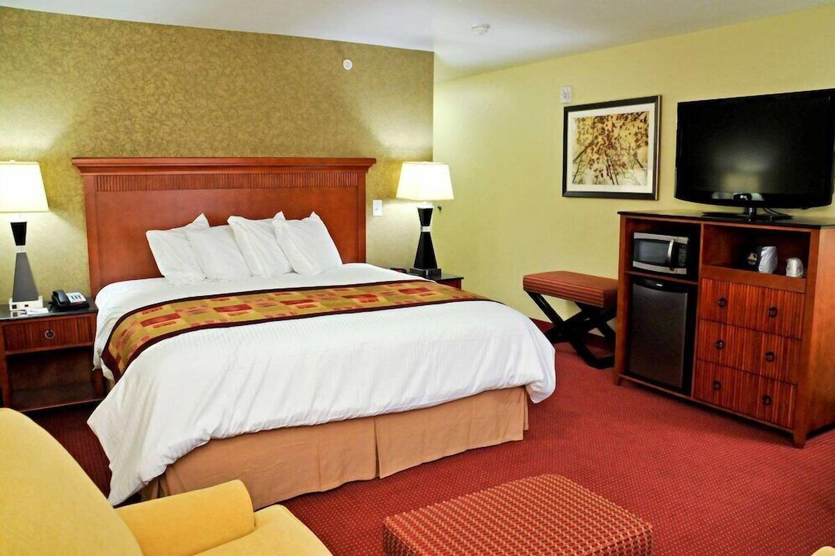 In-room safe, desk, iron/ironing board, cribs (surcharge)