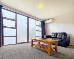 Estudio estándar (Kitchen) | Zona de estar | Smart TV de 42 pulgadas con canales digitales