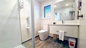 Standard Kitchen Studio | Bathroom | Free toiletries, hair dryer, towels, soap