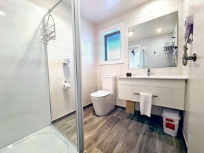 Standard Kitchen Studio | Bathroom | Free toiletries, hair dryer, towels, soap