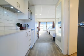 小型冷蔵庫、コーヒー / ティーメーカー、電気ポット、トースター