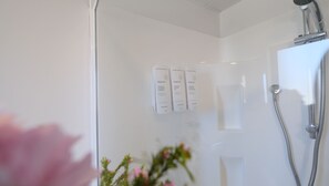 Kostenlose Toilettenartikel, Haartrockner, Handtücher, Seife
