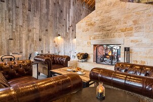 Vue sur la piscine, sert le petit déjeuner, le dîner et l'apéritif