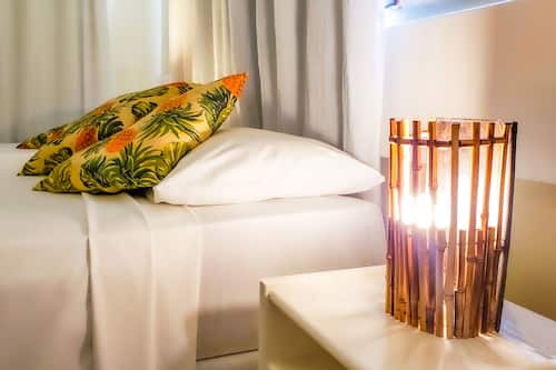 Frigobar, cofres nos quartos, cortinas blackout, quartos à prova de som