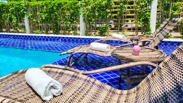 2 ulkouima-allasta, aurinkotuoleja