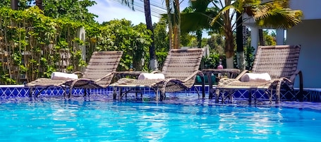 2 outdoor pools, sun loungers