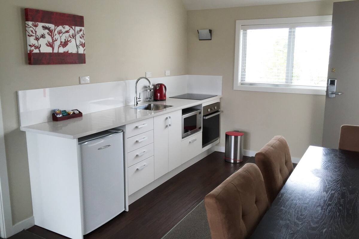 Suite Standar, 2 kamar tidur, Bebas Asap Rokok, dapur (Unit) | Dapur pribadi | Mesin pembuat kopi/teh dan lemari es