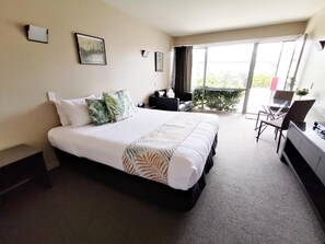 Premium bedding, desk, iron/ironing board, free cots/infant beds - Belmont Motor Inn (Christchurch)