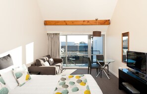 標準開放式客房, 非吸煙房, 簡易廚房 (King Studio Unit) | 高級寢具、書桌、熨斗/熨衣板、免費搖籃/嬰兒床