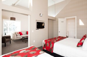 Suite Standar, 1 kamar tidur, Bebas Asap Rokok, dapur kecil (Spa Suite) | Seprai premium, meja kerja, dan setrika/meja setrika