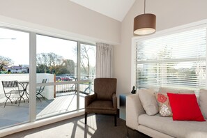 標準套房, 1 間臥室, 非吸煙房, 簡易廚房 (Spa Suite) | 客廳 |  LCD 液晶電視