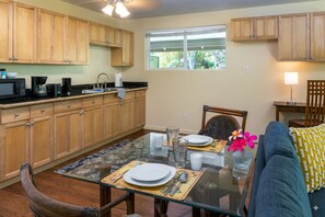 Suite studio Deluxe | Cuisine privée | Réfrigérateur, four à micro-ondes, surface de cuisson, cafetière-théière