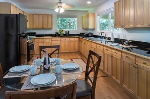 Refrigerador, microondas, placa de cocina, cafetera/tetera