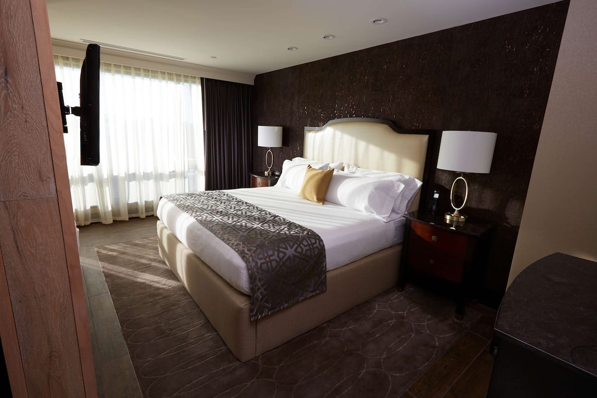 Executive-Suite, 1 King-Bett, Nichtraucher (with Sofabed) | 1 Schlafzimmer, hochwertige Bettwaren, Zimmersafe, Schreibtisch