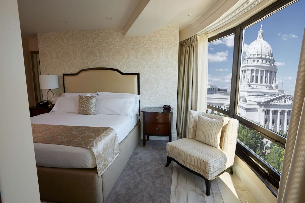 Presidential-Suite, 1 King-Bett, Nichtraucher, Whirlpool (Living Room;with Sofabed) | 1 Schlafzimmer, hochwertige Bettwaren, Zimmersafe, Schreibtisch